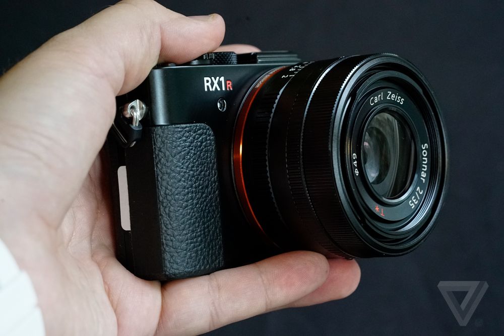 Sony RX1R II Kamera Full Frame Beresolusi 42 Megapiksel dengan Ukuran Yang Kecil